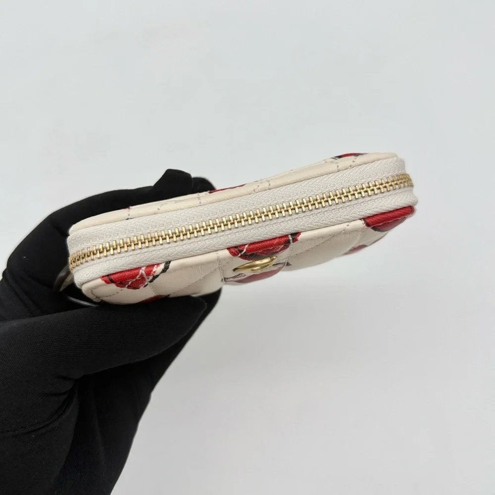 Coach Essential Small Zip Around Card Case Wallet With Quilting And Heart Print